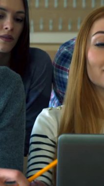 Canlı bir konferans salonunda, çekici bir erkek öğrenci kalemini tutkulu bir şekilde dizüstü bilgisayara doğrultur, düşünceli kızıl saçlı bir kız ise yakınlarda oturur, tartışmaya dalmıştır. Bu canlı sahne işbirliğinin ruhunu güzel bir şekilde gösteriyor.