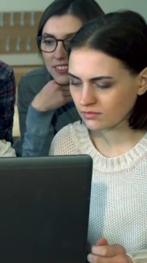 Aralarında gülümseyen esmer bir kadın ve odaklanmış sakallı bir adamın da yer aldığı dinamik ve çeşitli öğrenciler canlı fikirleri ve sezgileri paylaşan parlak bir dizüstü bilgisayarın etrafında toplanıyorlar. Hayat dolu kolej salonu enerji ile uğulduyor.