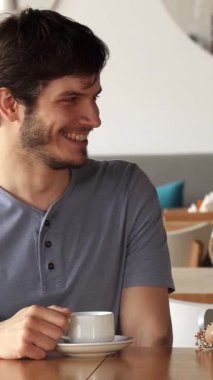 Çekici, beyaz bir adam şık bir kafede güzel Asyalı arkadaşıyla keyifli bir sohbeti paylaşıyor. İkisi de dumanı tüten bir kahve bardağı. Işıl ışıl gülüşleri ve rahat titreşimleri bu derinleşen arkadaşlıklar için mükemmel, rahat bir atmosfer yaratıyor.