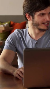 Canlı, çok ırklı bir arkadaş grubu, şık bir kafede, modern ışıklandırma ve modern dekorun davetkar bir atmosfer yarattığı parlak bir dizüstü bilgisayarla fikirleri tartışıyor. Sahnede beyaz sakallı bir adam, Afro-Amerikan bir kadın ve...