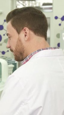 Gösterişli, iyi aydınlatılmış bir laboratuvarda, iki genç erkek meslektaşı son bilimsel bulgularını tutkuyla tartışıyor. Biri, gevrek bir laboratuvar önlüğü ve koruyucu eldivenler içinde renkli test tüplerinden oluşan canlı bir duruş takınırken, diğeri de anlamlı bir şekilde...