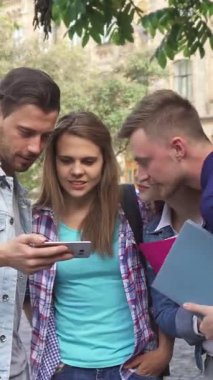 Dört genç öğrenciden oluşan dinamik bir grup, iki erkek ve iki kadın, akıllı telefonun etrafında hevesle toplanıyorlar, yüzleri canlı bir kampüste heyecanla parlıyor. Yakışıklı esmer adam ilginç bir keşfi paylaşırken çekici kızıl saçlı ve...