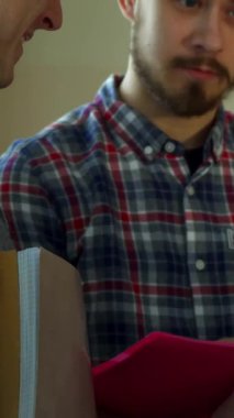 Karizmatik, esmer, sakallı bir öğrenci neşeli pembe defterinin iç yüzünü paylaşıyor. Nişanlı sınıf arkadaşlarını, güneşli bir üniversite ortamında büyülüyor. Sahne, üç genç lisans öğrencisinin kahkahalarla gülmesiyle öğrenmenin sevincini yayıyor.