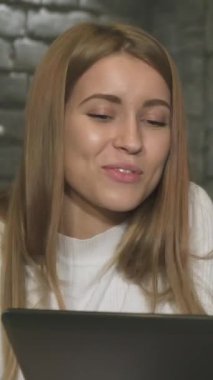 Bu canlı yakın plan çekimde çağdaş bir ofiste parlak bir dizüstü bilgisayar üzerinde çalışırken farklı profesyonellerden oluşan bir grup fikirleri canlı bir şekilde tartışıyor. Hevesli gülümsemeleri ve meşgul ifadeleri yaratıcılığın canlı bir atmosferini yayıyor.