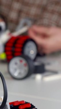 Gri saçlı mutlu bir son sınıf öğrencisi genç torununa rehberlik ediyor. Kahverengi saçlı küçük bir çocuk, rahat, güneşli bir masada canlı bir oyuncak araba yapıyor. Paylaştıkları kahkahalar ve ışıl ışıl gözler, aile için iç açıcı bir sahne oluşturuyor.