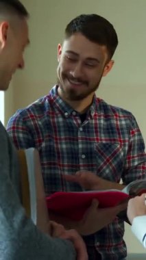 Şık sakallı, esmer, neşeli beyaz bir erkek öğrenci neşeli defterinin sayfalarını çevirerek sınıf arkadaşlarını hoş bir sohbete sokuyor. Konferans salonundaki hayat dolu atmosfer kahkahalarla dolu.