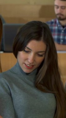 Canlı bir üniversite ortamında, üç farklı kız öğrenci resimli bir dergi tarafından büyülenmiş bir animasyon tartışmasını paylaşıyor. Çekici kızıl renkli sayfaları işaret ederken, şık sınıf arkadaşları gündelik kıyafetler giyiyordu.