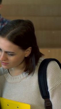 Canlı bir üniversite atmosferinde, üç farklı kız öğrenci tutkulu bir şekilde resimli bir günlüğü tartışıyor, heyecanları hissediliyor. Çekici kızıl renkli sayfaları gösterirken şık sınıf arkadaşları gündelik kıyafetlerini giymişler.