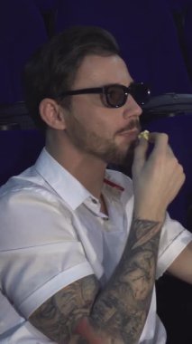 Üç boyutlu şık gözlüklerle süslenmiş iki neşeli çift, zengin renklerle dolu canlı bir sinemada kahkaha ve patlamış mısır paylaşıyorlar. Animasyon ifadeleri ve rahat duruşları neşe saçıyor, keyifli bir gece için davetkar bir atmosfer yaratıyor.