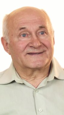 Sıcak gülüşü ve gümüş saçlarıyla neşeli yaşlı bir adam güzel bir hediye kutusunu sallıyor, gözleri heyecanla ve neşeyle parıldıyor. Bu yürek ısıtan an, aile toplantılarının ve şenlikli kutlamaların neşesini özetliyor.