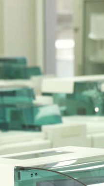 Hareketlerle dolu canlı bir laboratuvar ortamında çıtır beyaz önlüklü genç bir laboratuvar teknisyeni renkli test tüplerini ustalıkla meslektaşına teslim ediyor. Bu yakın çekim, takım çalışmasının ve hassasiyetin sinerjisini güzel bir şekilde gösteriyor.