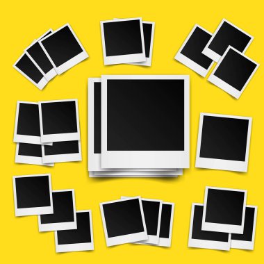 Sarı bir arka plan üzerinde kare fotoğraf çerçeveleri.