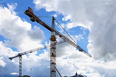 İnşaat kule vinç parçalı bulutlu parlak mavi gökyüzü karşı