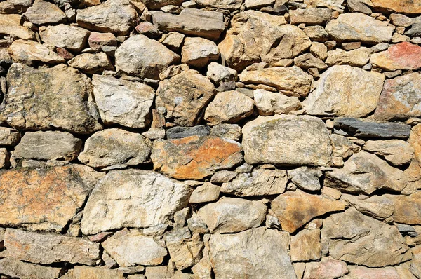 Fragment Ściany Wykonane Nieobrobionych Kamieni Mieszanych Nierówne — Zdjęcie stockowe