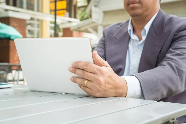 Hombre Negocios Asiático Traje Usa Tableta Inalámbrica Digital Aire Libre —  Fotos de Stock