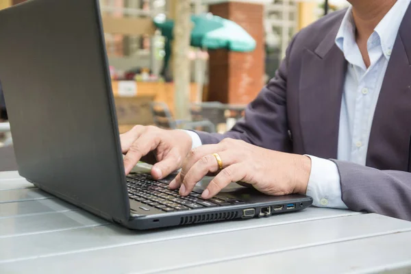 Mano Del Hombre Negocios Escribiendo Portátil Computadora Portátil Mesa Público —  Fotos de Stock