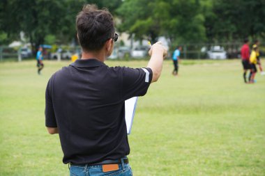 Strateji erkek antrenör ya da takım yöneticisi strateji veya ekip çalışması koçluk kavram olarak grafik kartındaki planı veya oynarken futbol desen ya da futbol diyagram çizim