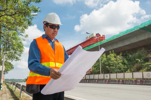 Инженер Архитектор Носит Белый Шлем Работающий Читающий План Строительства Автомагистрали — стоковое фото
