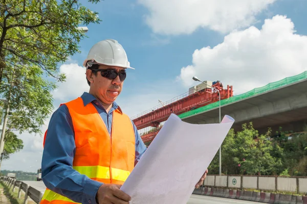 Инженер Архитектор Носит Белый Шлем Работающий Читающий План Строительства Автомагистрали — стоковое фото