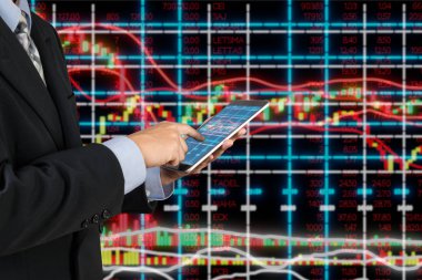Takım elbise kullanımı dijital kablosuz tablet finans Iş kavramı için teknoloji olarak mum grafiğin azaltılması veya artması görmek için dünya üzerinde stockmarket yatırım analiz.