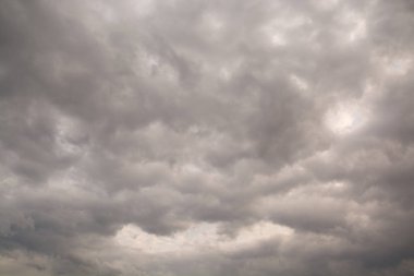 Dramatik gri Gökyüzü'ne bulut yağıyor