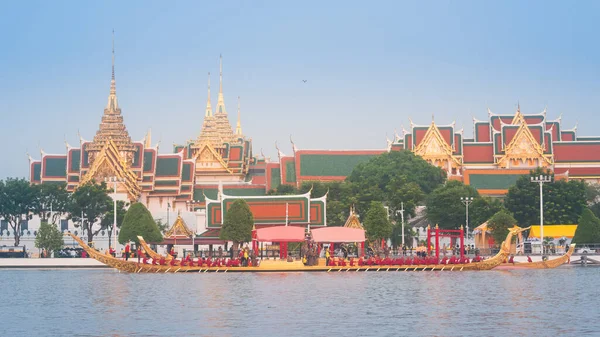 Bangkok, Tailandia - 10 de octubre de 2019: Royal Barge Suphannahong , —  Fotos de Stock
