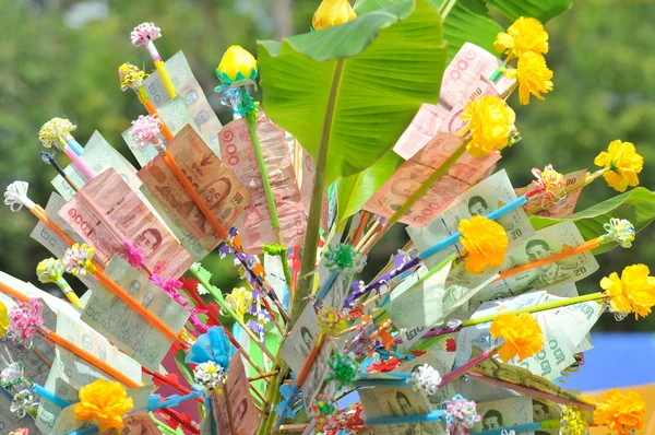 Spende Verdienst Geldbaum am thailändischen Tempel. — Stockfoto