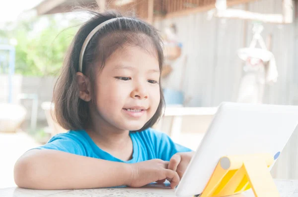 数码无线装置 平板电脑 亚洲女孩 网上学习课程或游戏 科技电子学习 图库图片