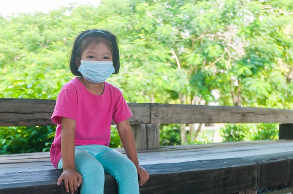 Дівчинка Яка Носить Медичну Маску Під Час Подорожі Відкритому Повітрі — стокове фото