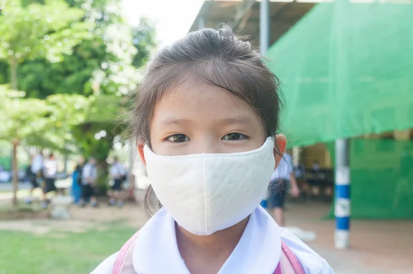 Thai Asian Little Girl Student Відвідує Школу Маскою Обличчя Новий — стокове фото