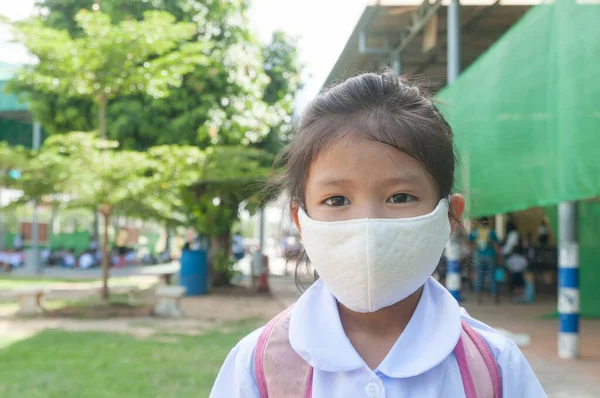 Thai Asian Little Girl Student Відвідує Школу Маскою Обличчя Новий — стокове фото