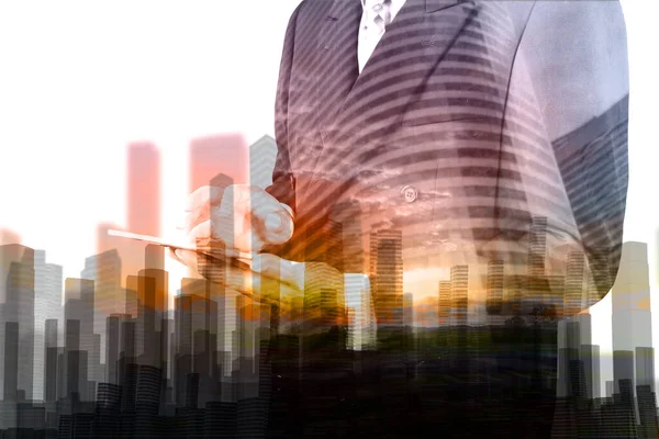 Двойная Экспозиция Бизнесмена Городским Строительством Skyscraper Качестве Управления Бизнесом Сфере — стоковое фото