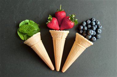 Çilek, yaban mersini ve nane de dahil olmak üzere bir Dondurma külahı dışarı dökülmesini doğal maddeler