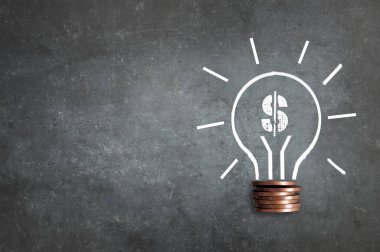 Jetonlu yazı tahtası üs olarak üzerinde kabataslak doları ampul