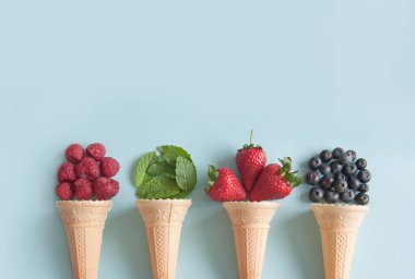 Doğal malzemelerle çilek ve nane aromalı dahil olmak üzere dört dondurma koniler