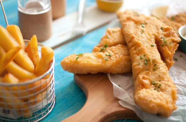 Pescado Frito Tradicional Con Patatas Fritas — Foto de Stock