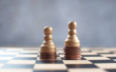 İki satranç piyon ile bir yığın sikkeler üzerine 