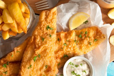 Hırpalanmış balık ve cips mayonez soslu, yakın çekim