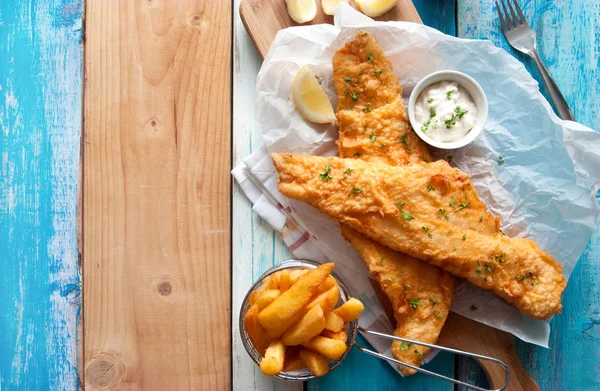 Traditionele Britse Gebakken Vis Beslag Met Chips Een Mandje — Stockfoto