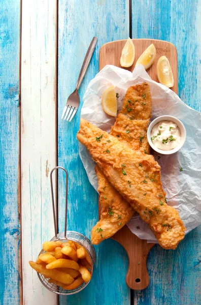 Pesce Fritto Tradizionale Con Patatine Fritte — Foto Stock