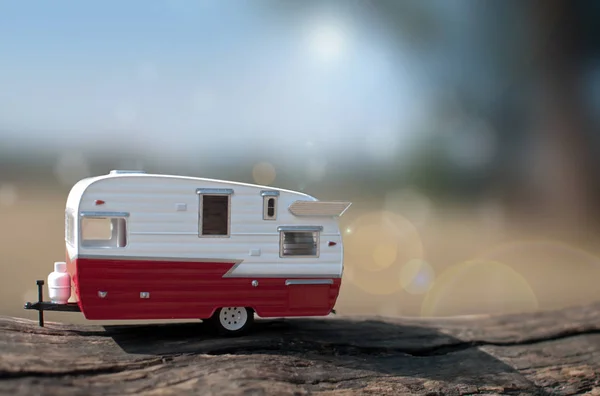 Caravane Miniature Remorque Dans Campagne Estivale — Photo