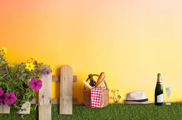 Sommer Picknickkorb Mit Brot Käse Und Wein Auf Gras Mit — Stockfoto