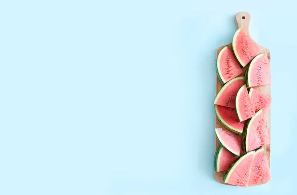 Verse Watermeloen Segmenten Het Bord Hakken Een Blauwe Achtergrond — Stockfoto