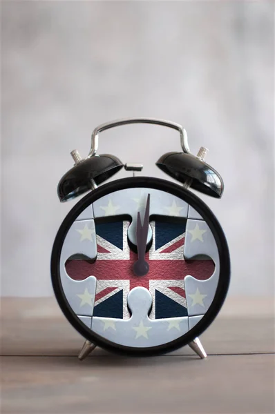 时钟与缺掉片断从拼图片断英国的旗子 — 图库照片