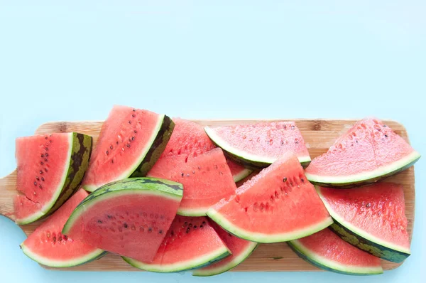 Fräsch Vattenmelon Skivor Skärbräda Över Blå Bakgrund — Stockfoto