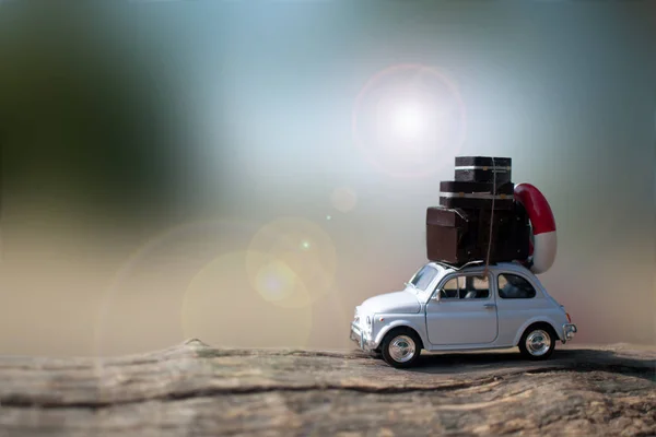 Miniatuur Auto Met Koffers Zomer Achtergrond — Stockfoto