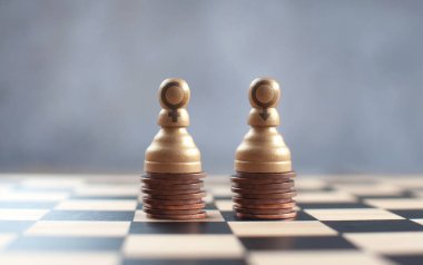 Cinsiyet sembolleri bir yığın sikkelerin üstünde bulunan iki satranç piyon 