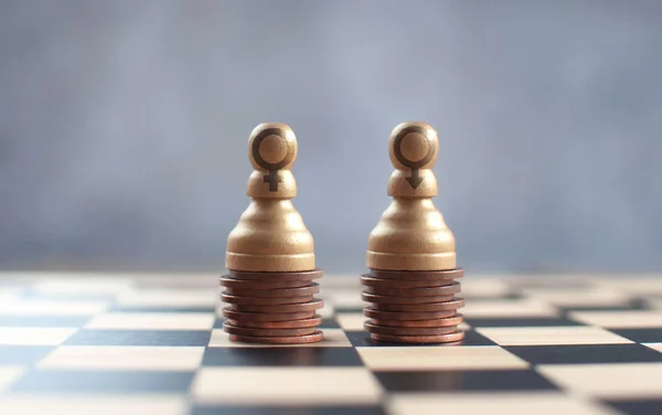 Zwei Schachfiguren Mit Geschlechtssymbolen Auf Einem Haufen Münzen — Stockfoto