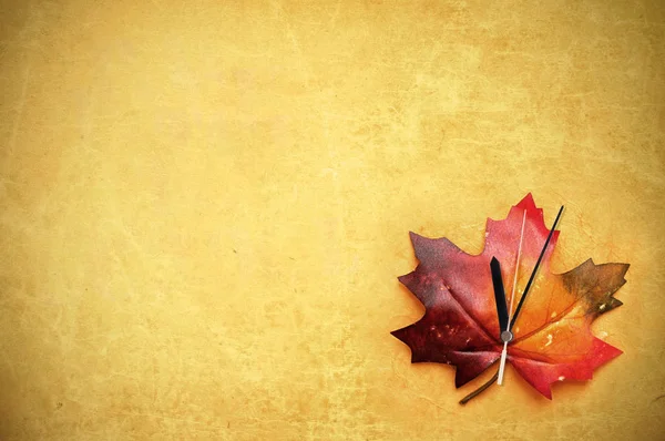 時計の針と秋のカエデの葉 — ストック写真