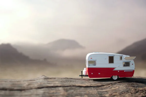 Miniatura Trailer Campista Com Vista Para Paisagem Montanhosa — Fotografia de Stock